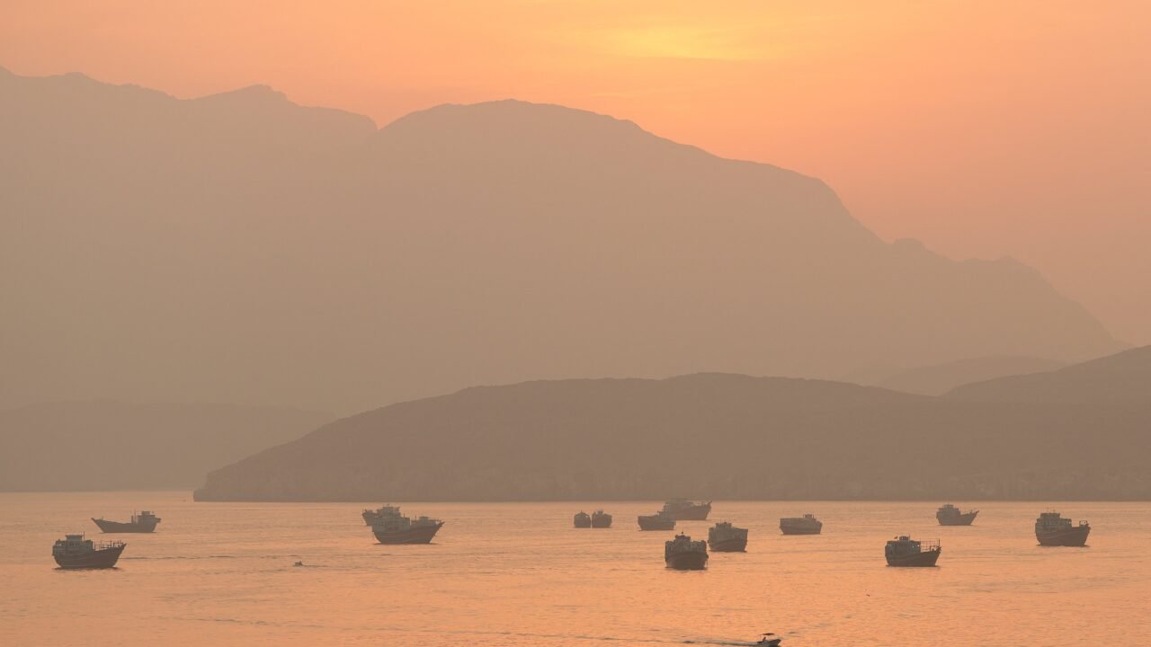 Irán cambia sus tácticas para atacar barcos en Ormuz y busca mantener altos los precios del petróleo antes de las elecciones de EEUU