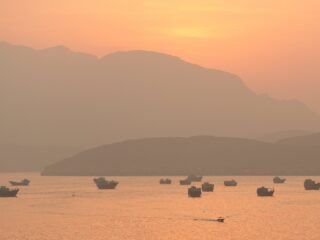Irán cambia sus tácticas para atacar barcos en Ormuz y busca mantener altos los precios del petróleo antes de las elecciones de EEUU