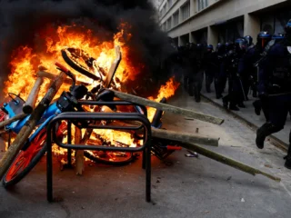 Francia debate un proyecto para endurecer las penas por disturbios y habilitar el bloqueo de redes sociales que inciten a la violencia