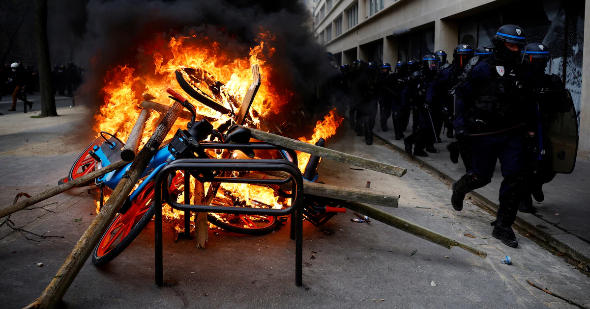 Francia debate un proyecto para endurecer las penas por disturbios y habilitar el bloqueo de redes sociales que inciten a la violencia