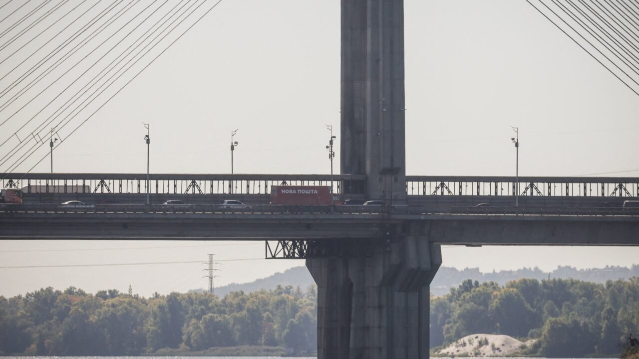 Ataques aéreos rusos pararon el tránsito en tres puentes de Kiev en una nueva táctica de desestabilización