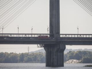Ataques aéreos rusos pararon el tránsito en tres puentes de Kiev en una nueva táctica de desestabilización