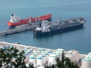 Los ataques hutíes contra Arabia Saudita disparan el petróleo a su nivel más alto en semanas