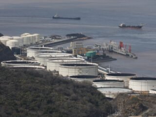 El petróleo cerró plano pese a la liberación de reservas acordada por el G7