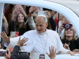 El papa León XIV retomó las audiencias y volvió a subirse al papamóvil tras su operación