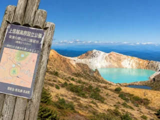 Japón cierra otra vez el acceso a un lago volcánico tras reabrirlo por primera vez en ocho años