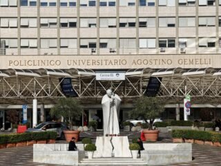 Tras la cirugía, el papa León XIV celebró una misa en el hospital Gemelli