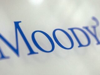 Francia se libra de la rebaja de la calificación de Moody’s mientras se enfrenta a los disturbios
