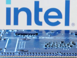 Intel obtuvo una excepción para seguir usando robots extranjeros en sus plantas de chips en Estados Unidos