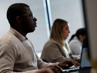 Goldman Sachs prevé que la IA desplace a uno de cada once trabajadores en Estados Unidos