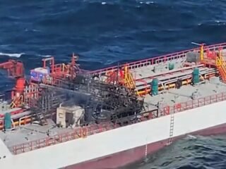 Rumania investiga si drones rusos desataron el incendio de un buque cisterna en el mar Negro: hay siete desaparecidos