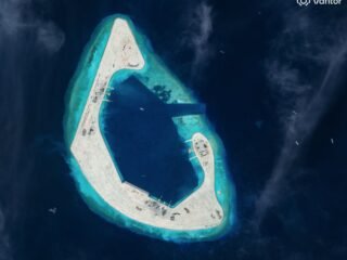 China intensifica la construcción en el arrecife Antelope, en el mar Meridional