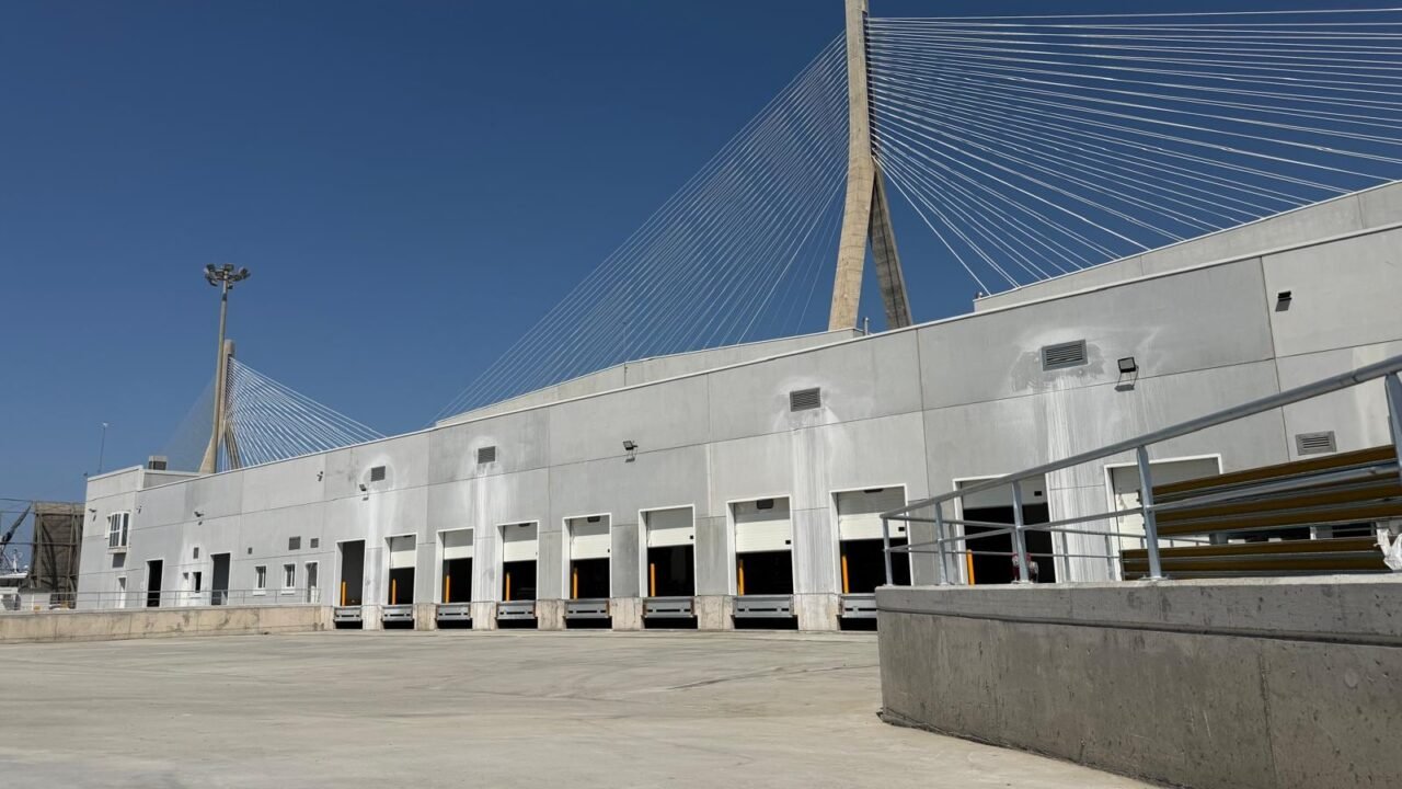 Inversión global de 35 millones de euros: una empresa argentina inauguró una terminal de cargas refrigeradas en España