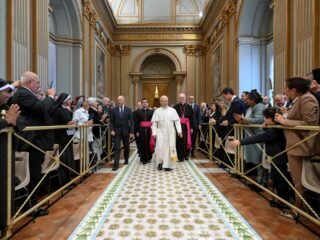 El papa León XIV será hospitalizado este martes para someterse a la cirugía de un nódulo pulmonar