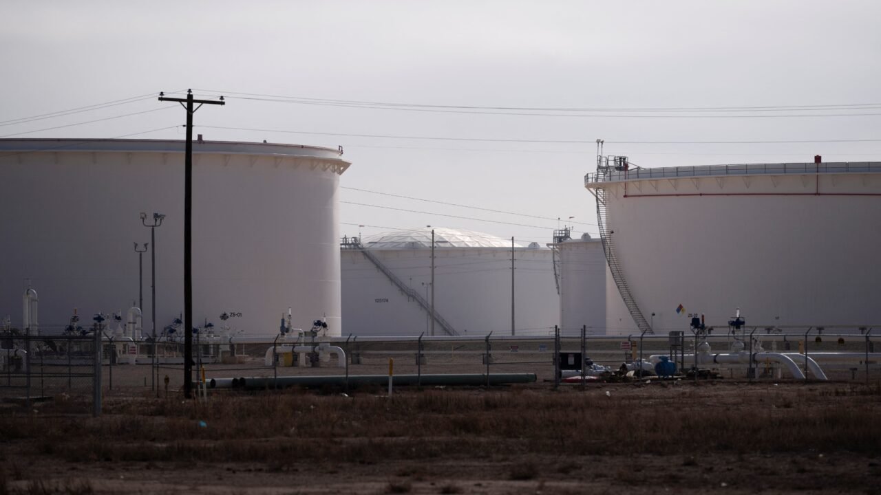Los precios del petróleo caen tras el anuncio de liberación acelerada de reservas estratégicas