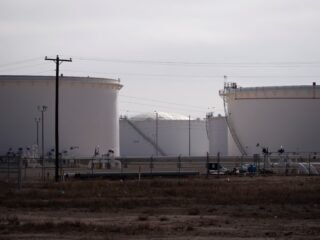 Los precios del petróleo caen tras el anuncio de liberación acelerada de reservas estratégicas