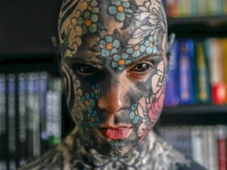 “Odio el dolor. Odio tatuarme”: el maestro con casi todo el cuerpo tatuado que tiene hasta los ojos teñidos de negro y no piensa detenerse
