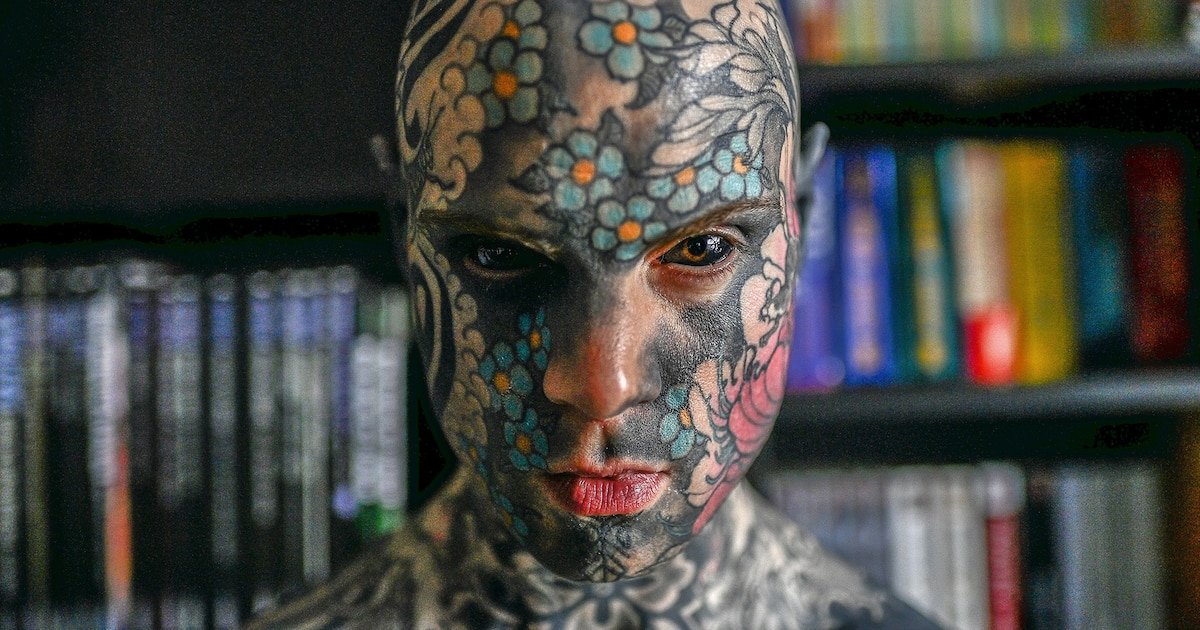 “Odio el dolor. Odio tatuarme”: el maestro con casi todo el cuerpo tatuado que tiene hasta los ojos teñidos de negro y no piensa detenerse