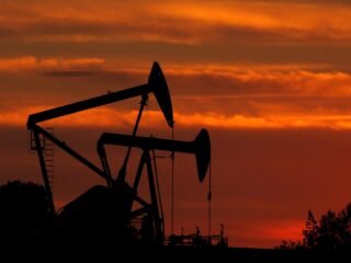 El petróleo acumula su mayor avance semanal en meses por los conflictos en Ucrania y Medio Oriente