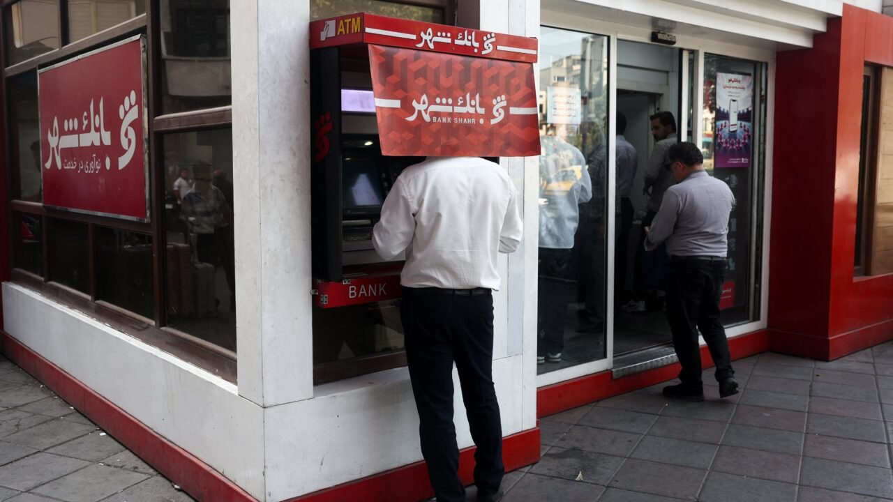 Estados Unidos advirtió a los bancos extranjeros que pueden ser sancionados sin aviso previo por operar con Irán