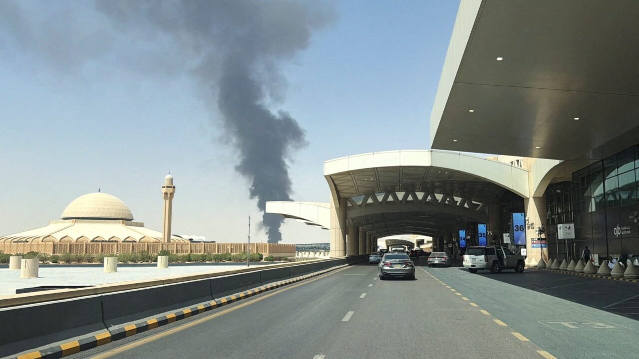 Los hutíes reivindicaron un misil contra el aeropuerto de Riad en plena ofensiva saudita en Yemen
