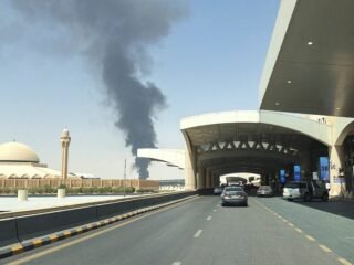 Los hutíes reivindicaron un misil contra el aeropuerto de Riad en plena ofensiva saudita en Yemen