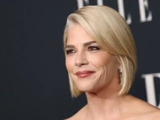 Selma Blair revela que recurrió al alcohol para aliviar los síntomas de la esclerosis múltiple