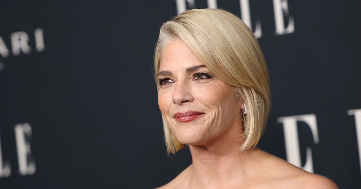 Selma Blair revela que recurrió al alcohol para aliviar los síntomas de la esclerosis múltiple