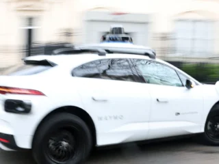 El aeropuerto de Las Vegas ya tiene Waymo, los carros sin conductor de Google: cómo funciona