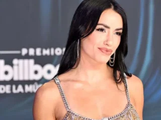 Lali sorprendió en los Premios Billboard Latinos con un minivestido de cadenas y cristales Swarovski