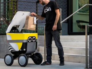 Demandan a robots repartidores de comida por escanear rostros y cuerpos sin permiso