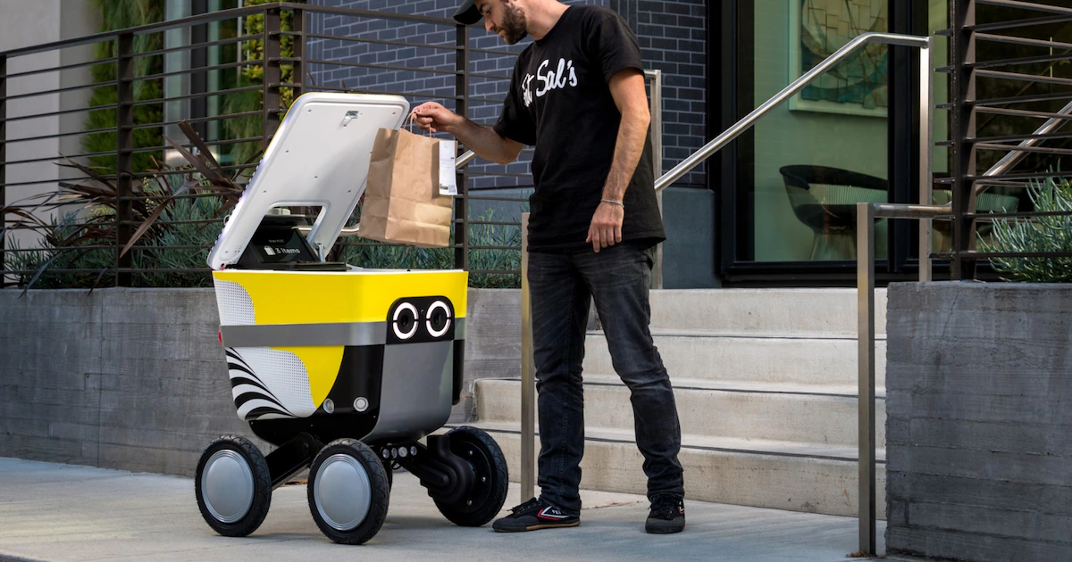 Demandan a robots repartidores de comida por escanear rostros y cuerpos sin permiso