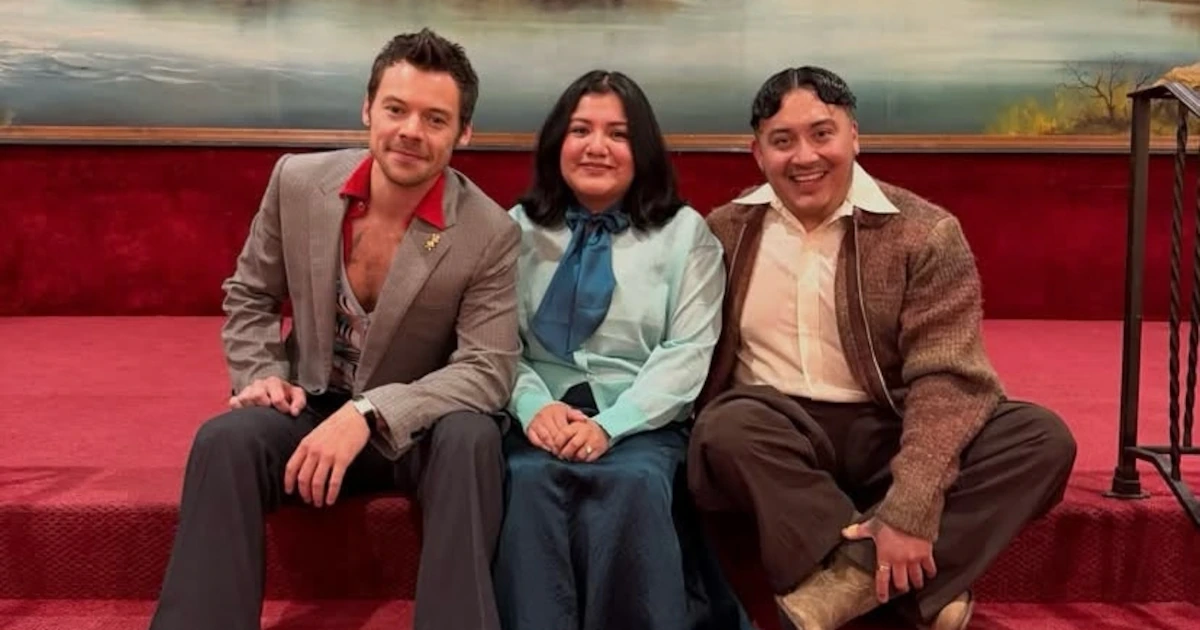 El videoclip de “Coming Up Roses” incorpora a la pareja que se comprometió durante un concierto de Harry Styles