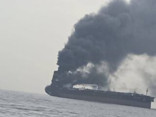 En plena ola de ataques, la Armada iraní aseguró que un petrolero “se incendió” al cruzar una zona prohibida en Ormuz