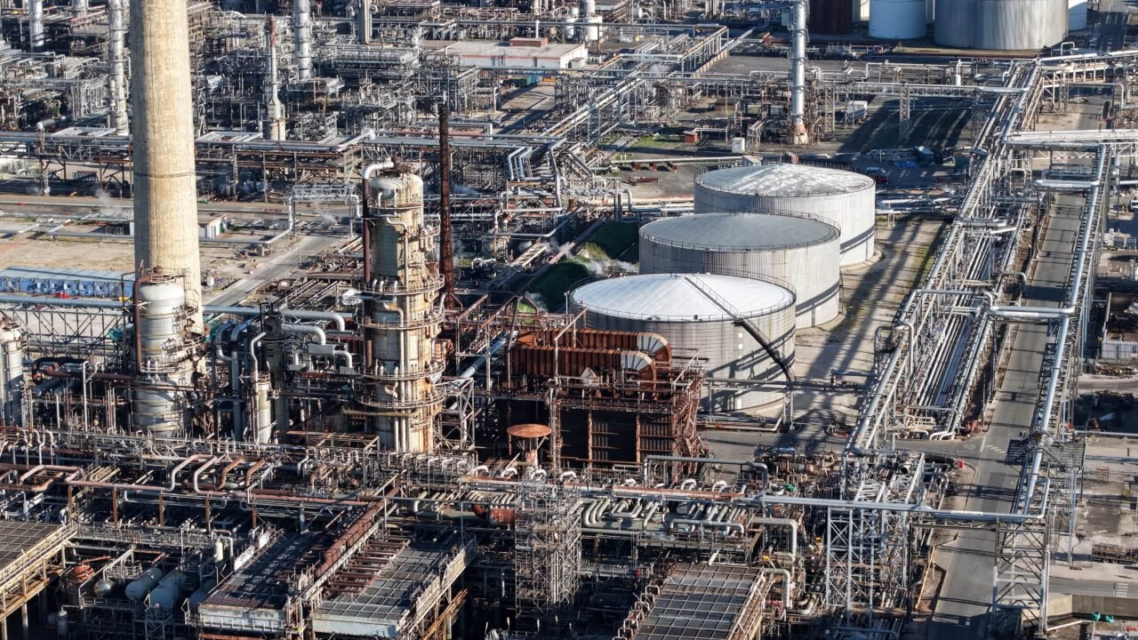 El Brent subió hasta USD 102 tras la suspensión china de las exportaciones petroleras
