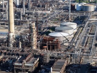 El Brent subió hasta USD 102 tras la suspensión china de las exportaciones petroleras