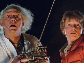 Entre autos voladores, videollamadas y viajes en el tiempo: la huella de Volver al futuro en la cultura pop