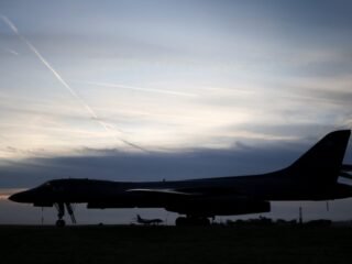Trump confirmó que una «amenaza» motivó el traslado de los bombarderos B-1 de la base en Reino Unido