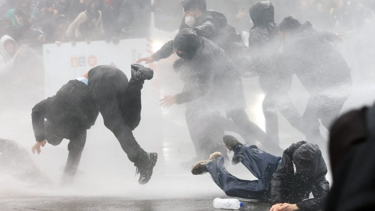 Disturbios en Bruselas: jóvenes y policías se enfrentan en la jornada de huelga nacional contra el ajuste