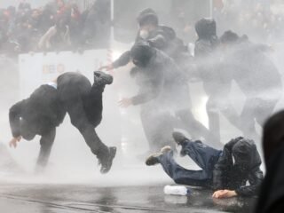 Disturbios en Bruselas: jóvenes y policías se enfrentan en la jornada de huelga nacional contra el ajuste