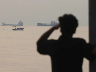Nuevo incidente en el estrecho de Ormuz: el régimen de Irán dijo que un petrolero se incendió tras chocar con minas submarinas