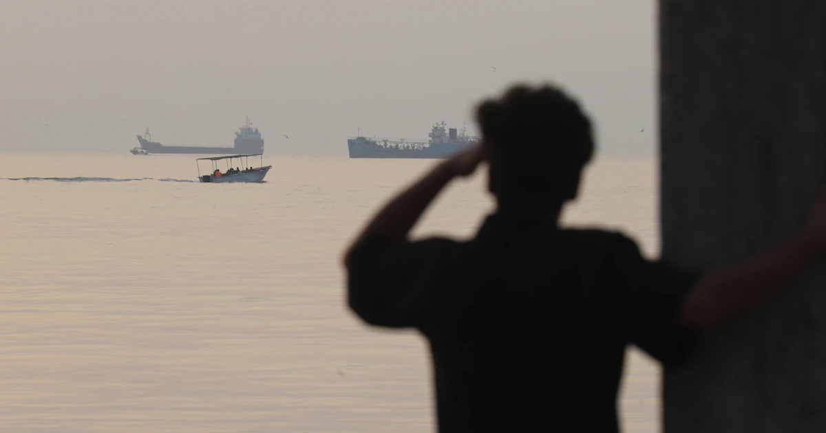 Nuevo incidente en el estrecho de Ormuz: el régimen de Irán dijo que un petrolero se incendió tras chocar con minas submarinas
