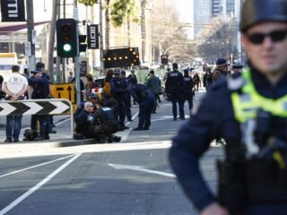 Un joven de 18 años perdió el control de su auto, atropelló a una multitud y dejó al menos 10 heridos en Australia