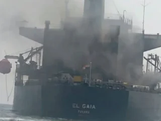 El régimen de Irán afirmó que cuatro petroleros se incendiaron tras chocar con minas en el estrecho de Ormuz