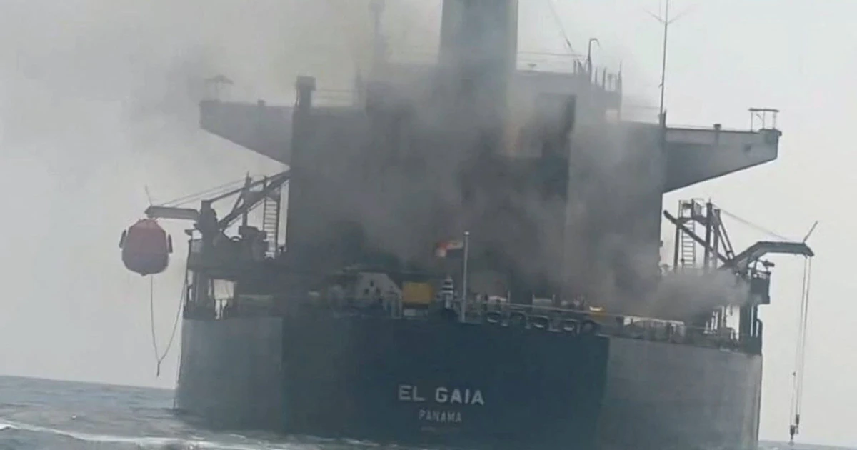 El régimen de Irán afirmó que cuatro petroleros se incendiaron tras chocar con minas en el estrecho de Ormuz