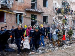 Rusia atacó con drones y misiles seis regiones de Ucrania: al menos 19 muertos y daños en energía e industria militar