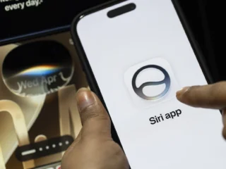 Apple añade el español a Siri AI: cómo actualizar el iPhone a iOS 27.2 para activar el idioma