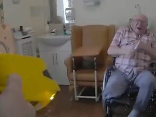 “¡Suelta el cuchillo!”: el impactante video del momento en que una policía británica usó una pistola eléctrica contra un anciano de 92 años en silla de ruedas
