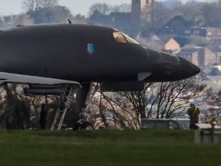 Detuvieron en Reino Unido a dos sospechosos por sus vínculos a Irán tras el incidente en la base aérea de Fairford