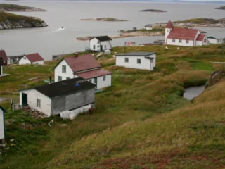 Cómo es Battle Harbour, la isla de Canadá sin autos ni internet donde los turistas pueden dormir en edificios históricos